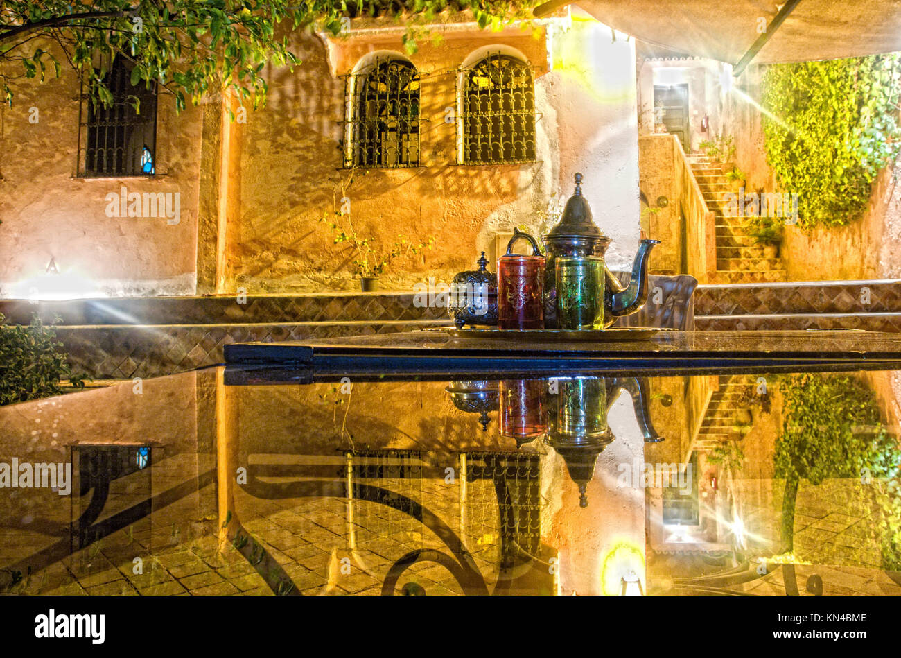 Té Marroquí parte establecido en una cálida atmósfera oriental con velas por la noche. Foto de stock