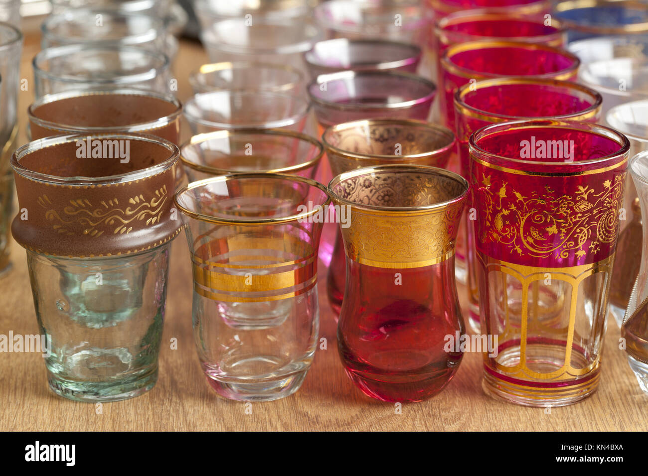 Coloridos vasos de té marroquí en el mercado Fotografía de stock - Alamy