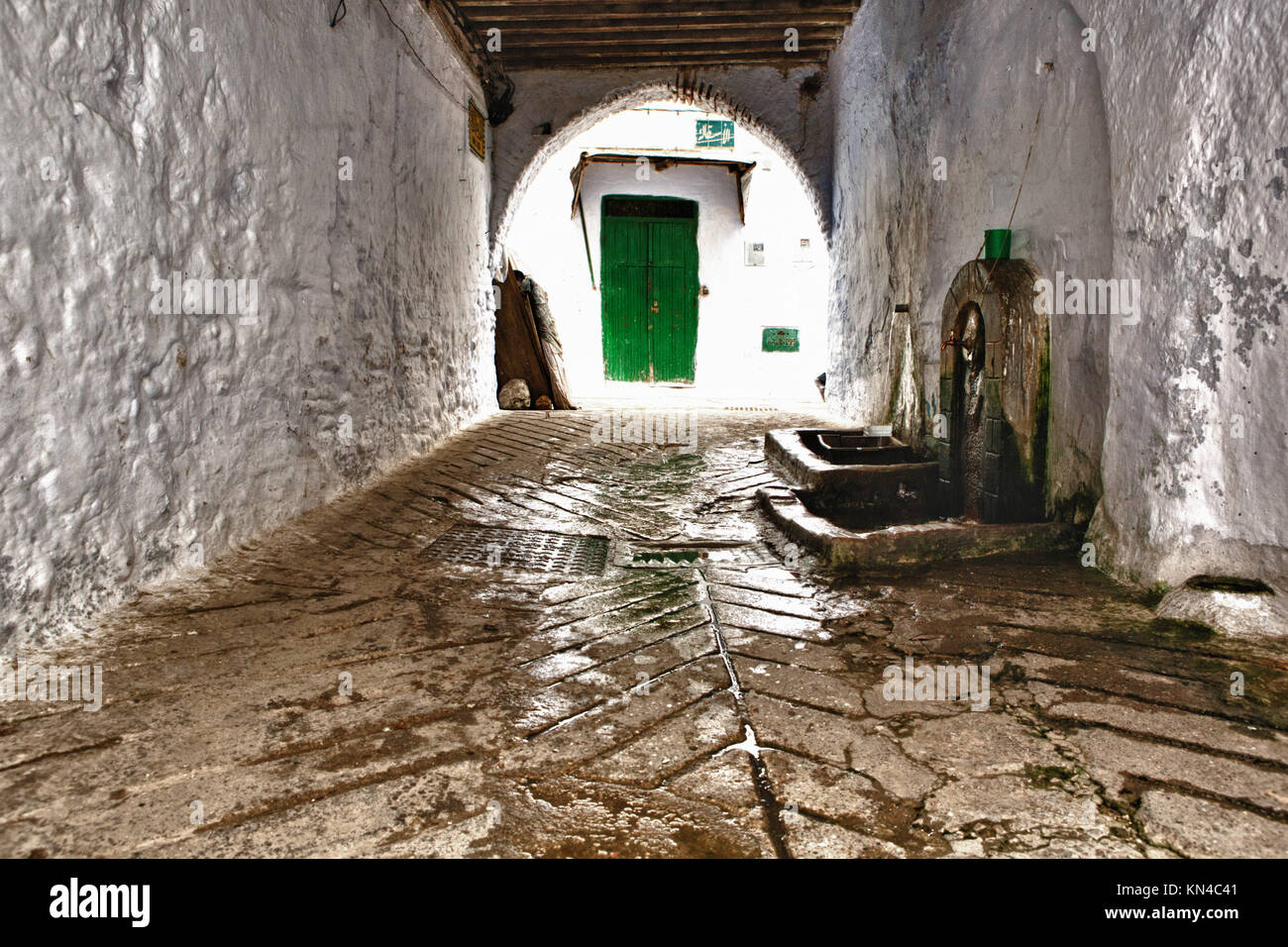 Calles encaladas del conjunto medieval de la medina de Tetuán, en el norte de Marruecos. Foto de stock