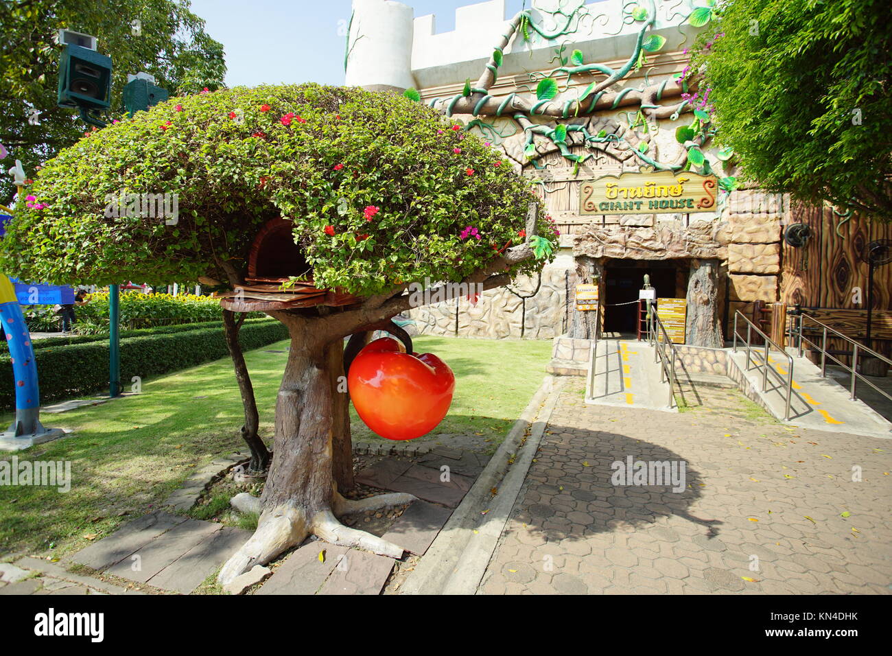 PATHUM THANI, Tailandia - Noviembre 04, 2017: vista interior del parque de diversiones llamado Dream World en Pathum Thani, Tailandia. Es el más popular de diversión p Foto de stock