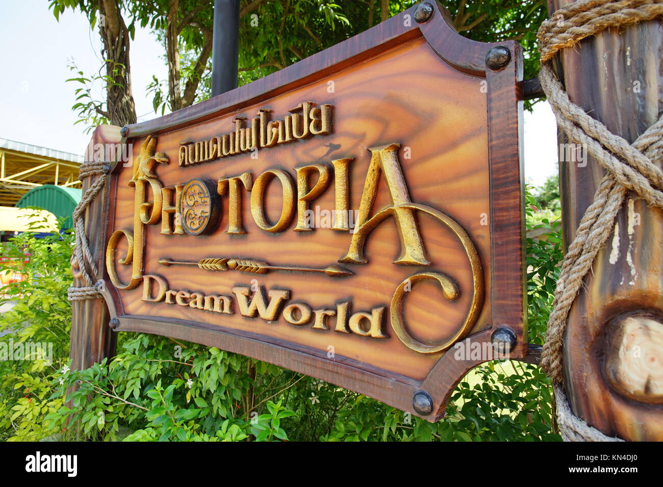 PATHUM THANI, Tailandia - Noviembre 04, 2017: vista interior del parque de diversiones llamado Dream World en Pathum Thani, Tailandia. Es el más popular de diversión p Foto de stock