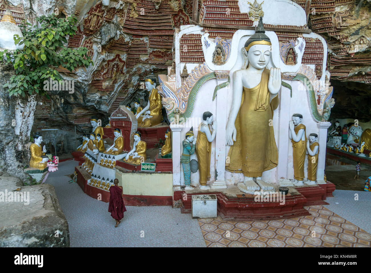 Estatuas de Buda en la cueva Kawgun, Hpa-an, Myanmar Foto de stock