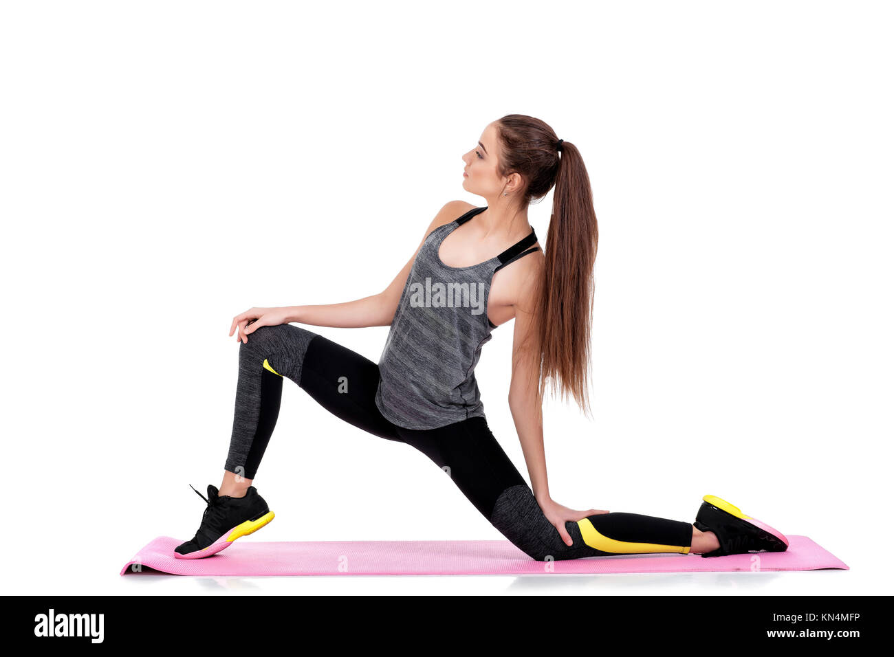 Cerca de mujer deportiva colchón de yoga plegable en el gimnasio deportivo  3452169 Foto de stock en Vecteezy