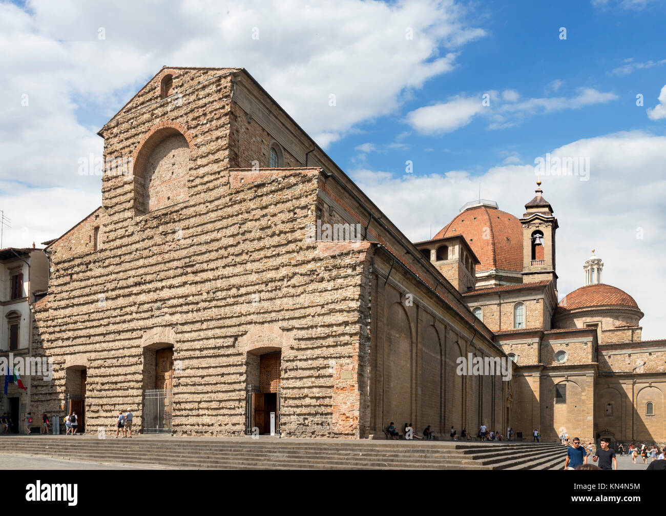 La Basílica de San Lorenzo (Basílica de San Lorenzo), la Piazza San Lorenzo, Florencia, Italia
