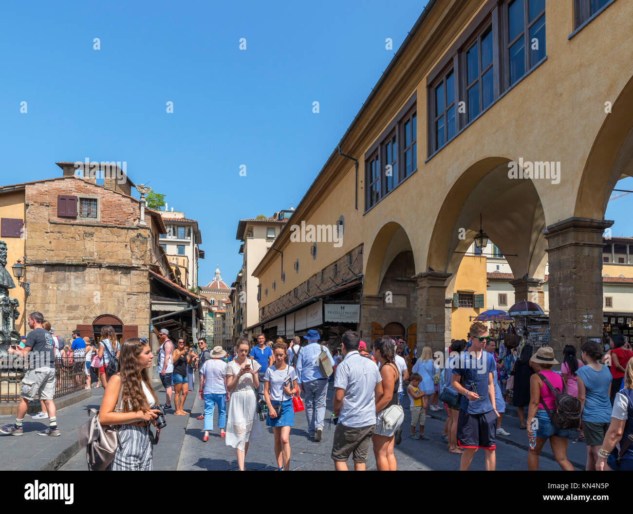 Las multitudes de turistas en el Ponte Vecchio, Florencia, Italia. Foto de stock