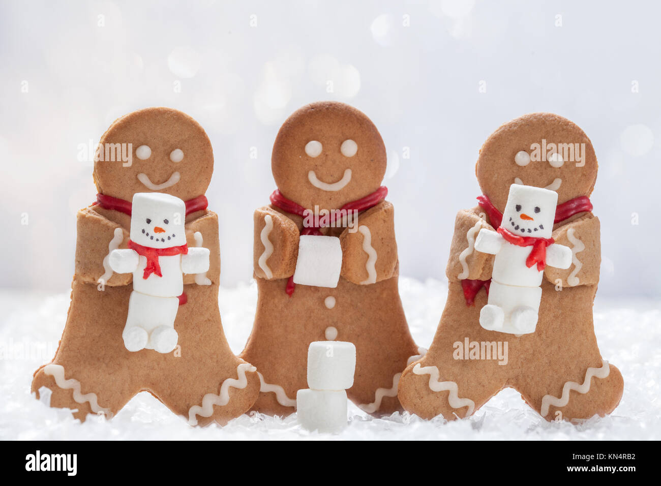 Gracioso Gingerbread cookie hombres con marshmallow muñeco de nieve Foto de stock