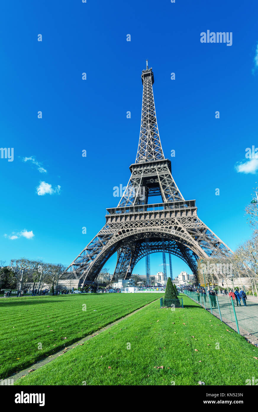 Espectacular Vista De La Tour Eiffel Se Estructura En Un Hermoso Dia Soleado Torre Eiffel Bajo Un Cielo Azul Paris Fotografia De Stock Alamy