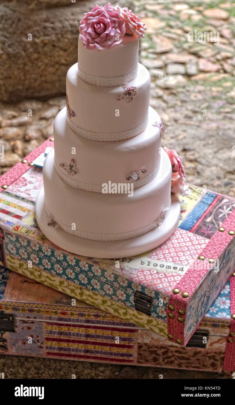 Fondant pastel de boda con rosas rosas más vintage maleta Fotografía de  stock - Alamy