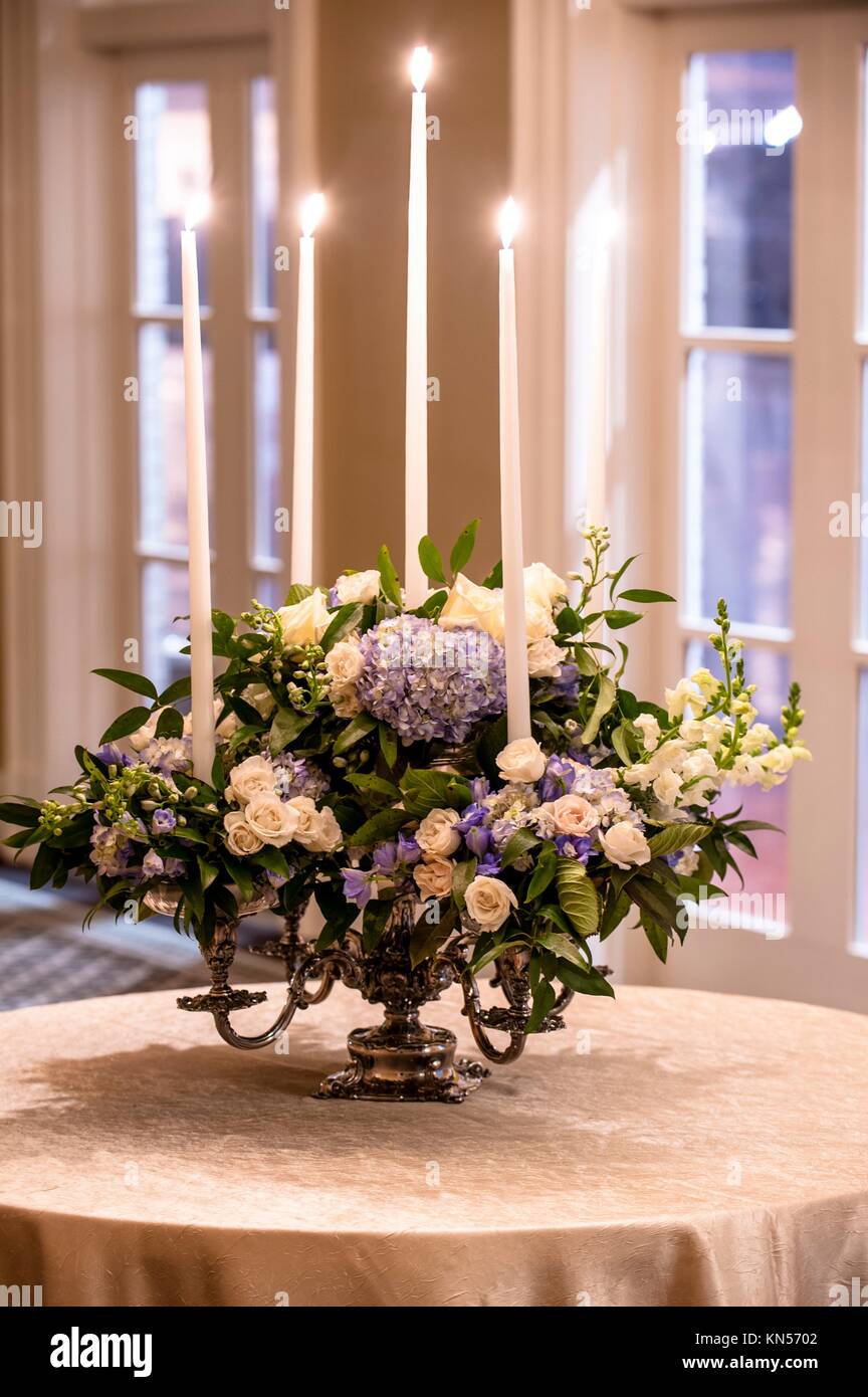 Arreglos florales para una boda con velas Fotografía de stock - Alamy