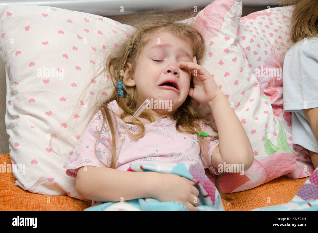 ребенок 6 лет проснулся и плачет. сонный малыш. спящий годовалый ребенок. ребенок 6 лет проснулся и плачет. ребенок плачет ночью.