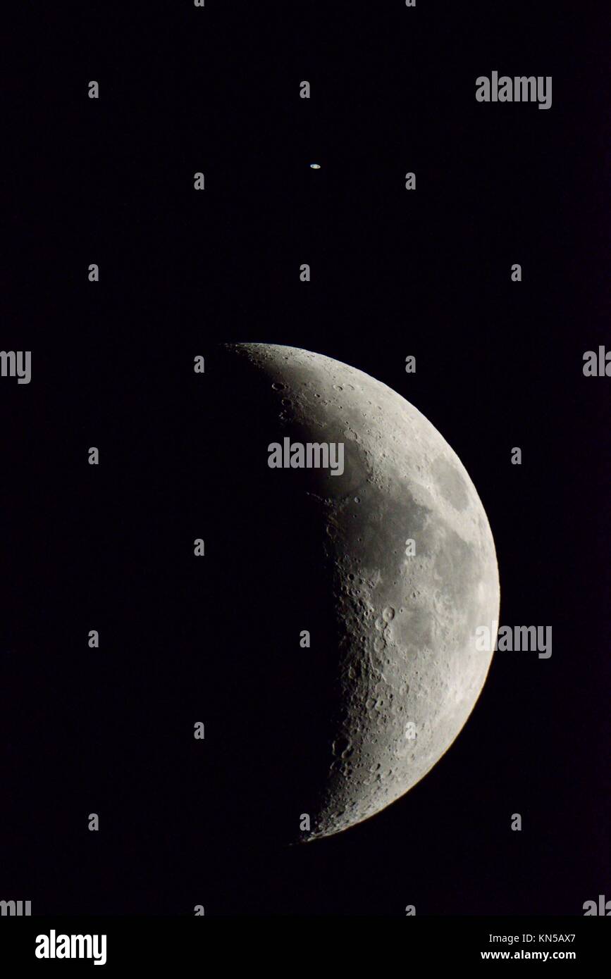Conjunción entre la Luna y Saturno el 31 de agosto de 2014. Foto de stock