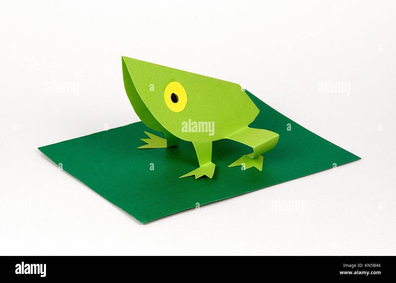 Frog made of paper fotografías e imágenes de alta resolución - Alamy