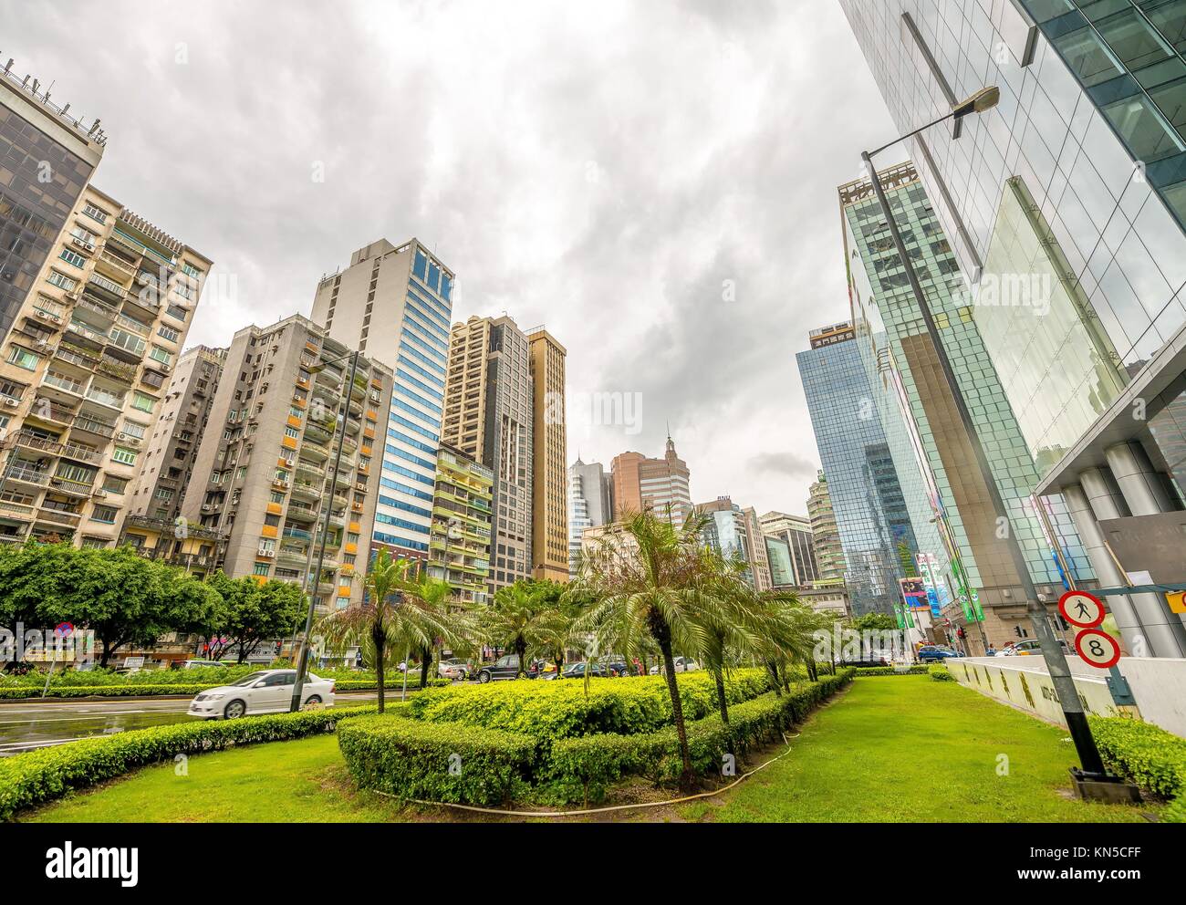 MACAU - Mayo 10, 2014: Edificios de Macao en un día nublado. Macao es una  de las ciudades más ricas del mundo, con el PIB per cápita más alto por la  compra