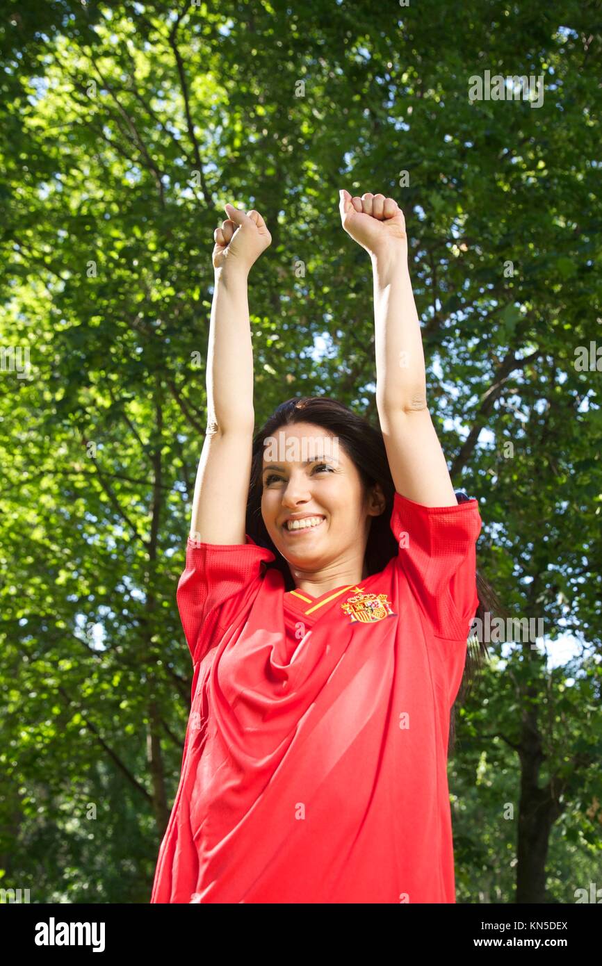 Mujer con la camiseta la selección española fútbol aplaudiendo felices de - Alamy