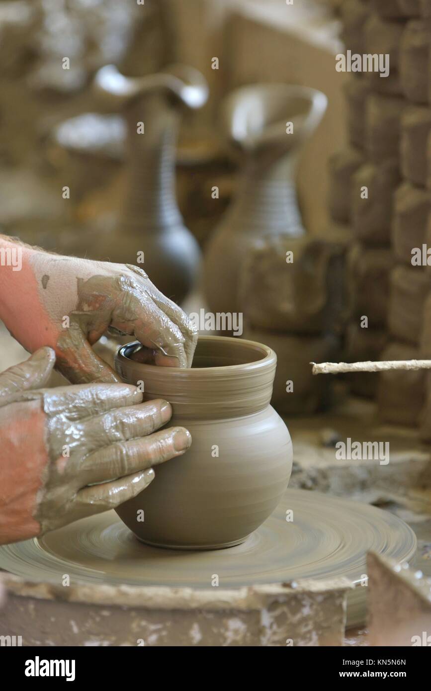 Manos artesanas hacer una vasija de barro Fotografía de stock - Alamy