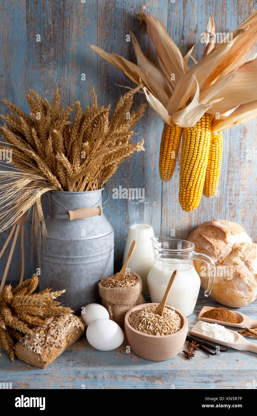 Bodegón con productos alimenticios naturales. Foto de stock