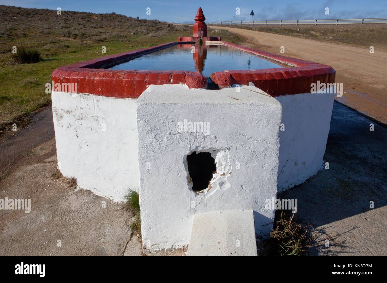 Fuente rural Cuenca y agropecuario con contenedores para fines, España. Foto de stock