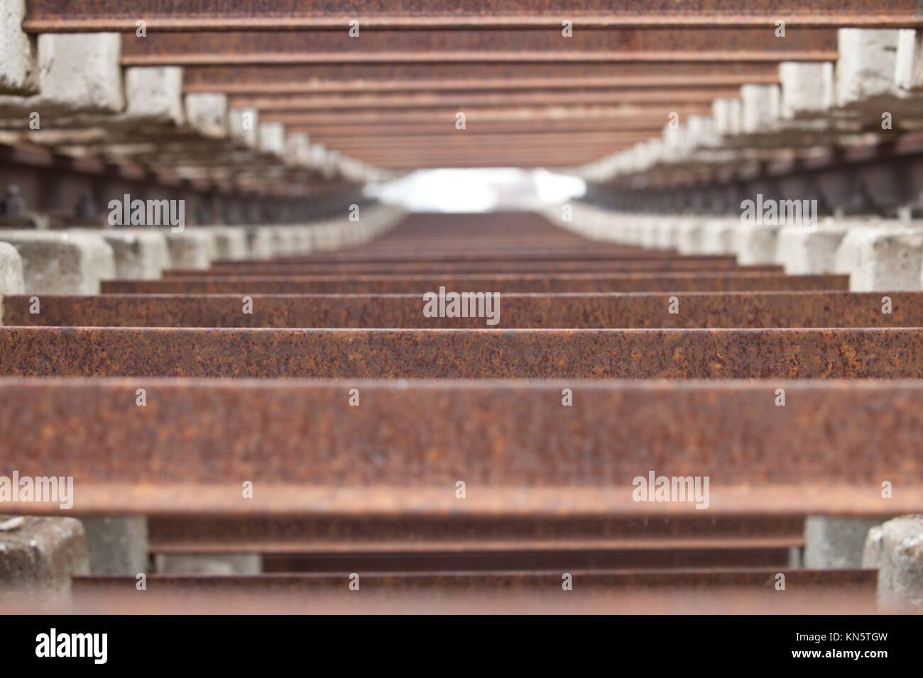 Cargas de traviesas de hormigón utilizado para la construcción de la línea ferroviaria. Foto de stock