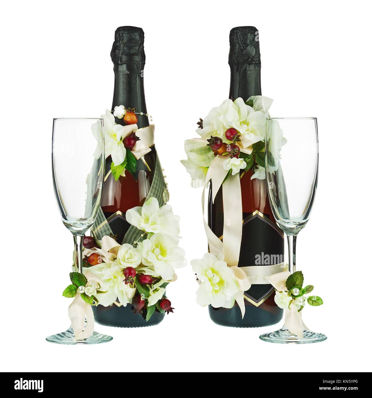Botellas de champán y cristal con decoración de boda arreglos florales  aislado sobre fondo blanco Fotografía de stock - Alamy