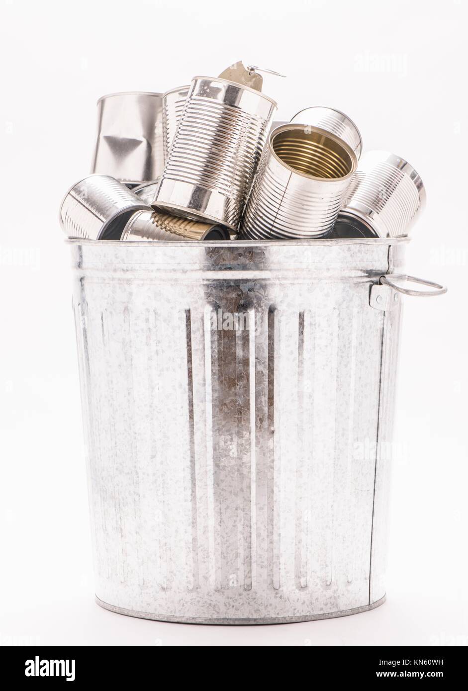 Primer plano de una cesta de residuos reciclados con latas de aluminio  Fotografía de stock - Alamy
