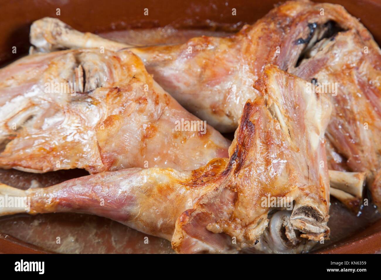 Español la pierna de cordero lechal asado en bandeja de cerámica sobre un  mantel de lino marrón Fotografía de stock - Alamy