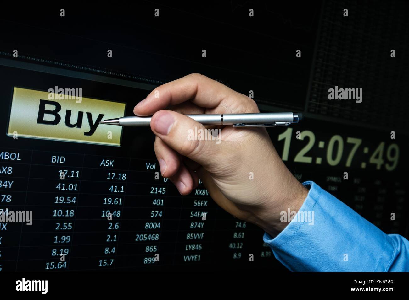 Botón de compra y software de trading, apuntando con el lápiz en el botón. Foto de stock