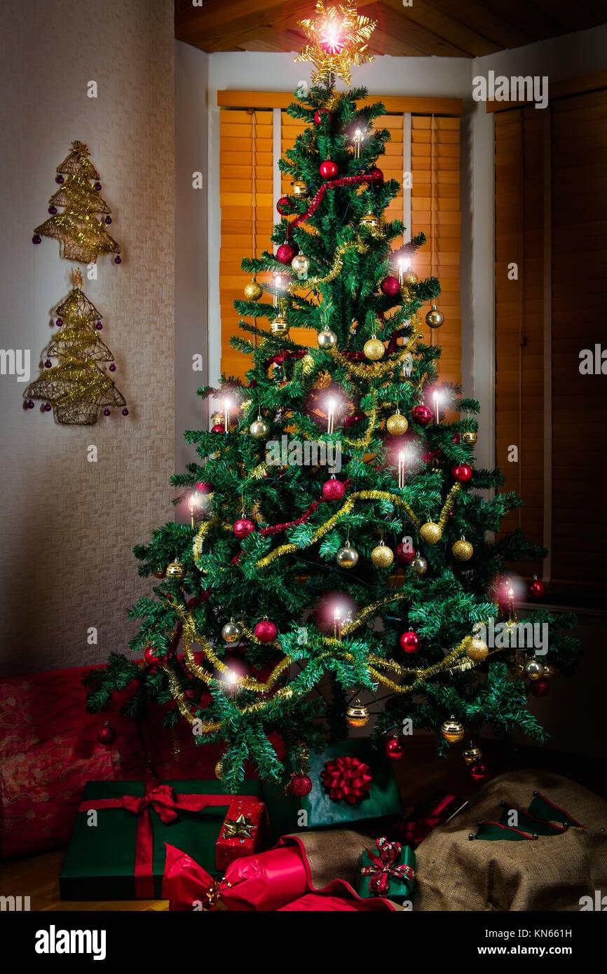 Árbol de Navidad decorado en casa, regalos en un pie de árbol Fotografía de  stock - Alamy