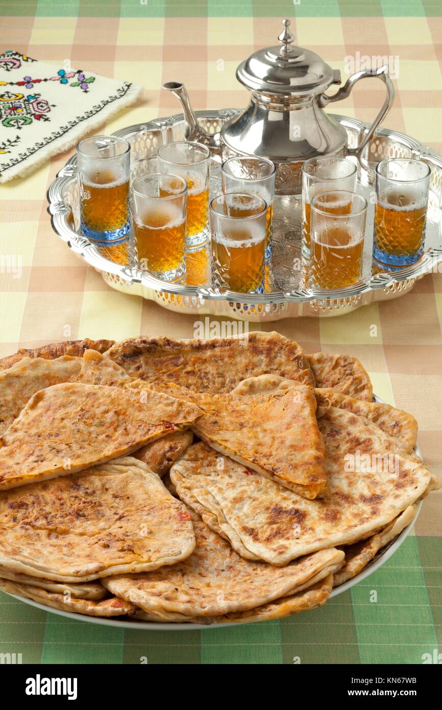 Llena Msemmen marroquí y el té para el Ramadán. Foto de stock