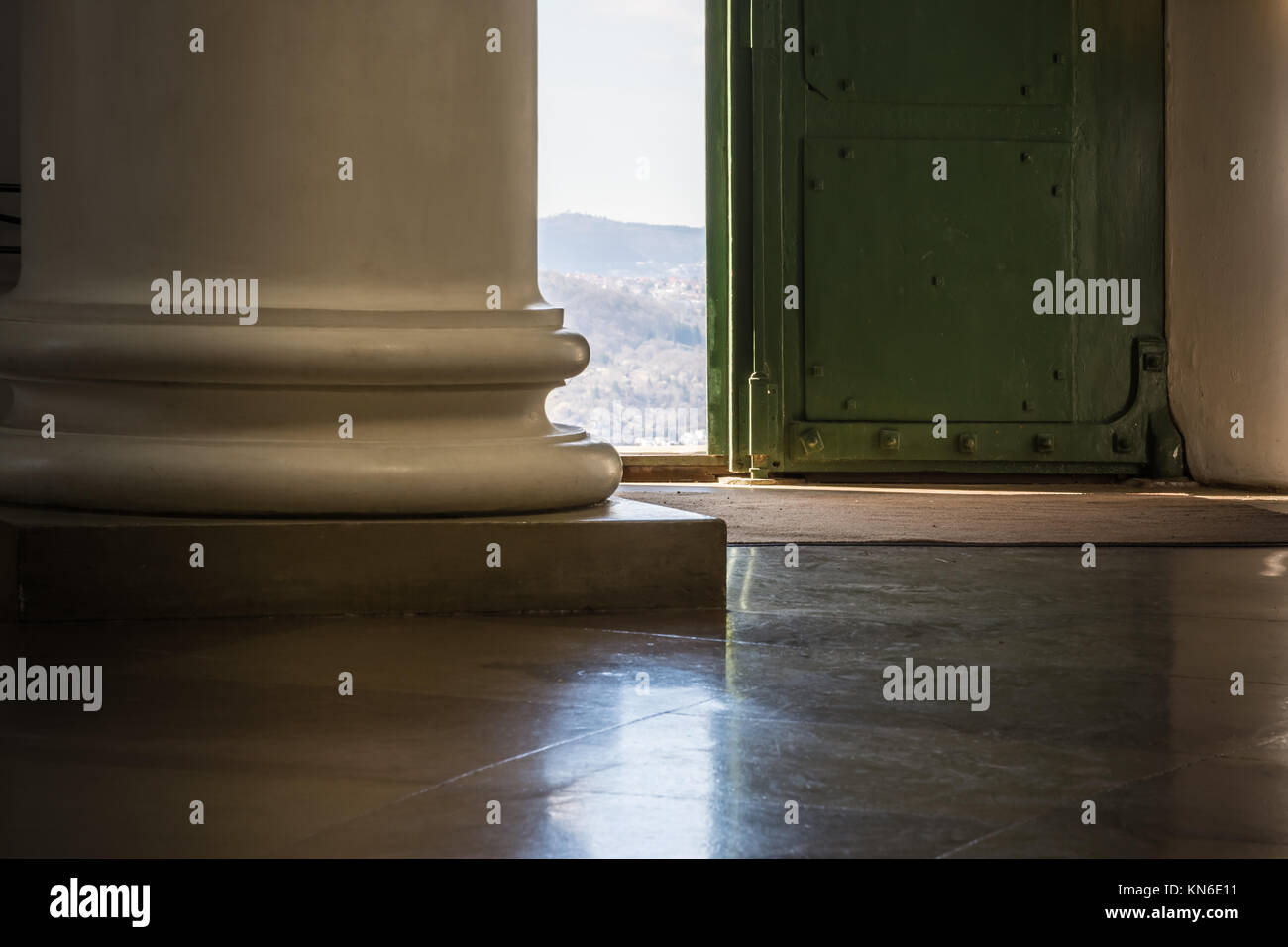 Transmisión de la luz de la entrada de la puerta de la columna de la puerta  antigua Base Unión fuera brillante adentro mirando Arquitectura Interior  Fotografía de stock - Alamy