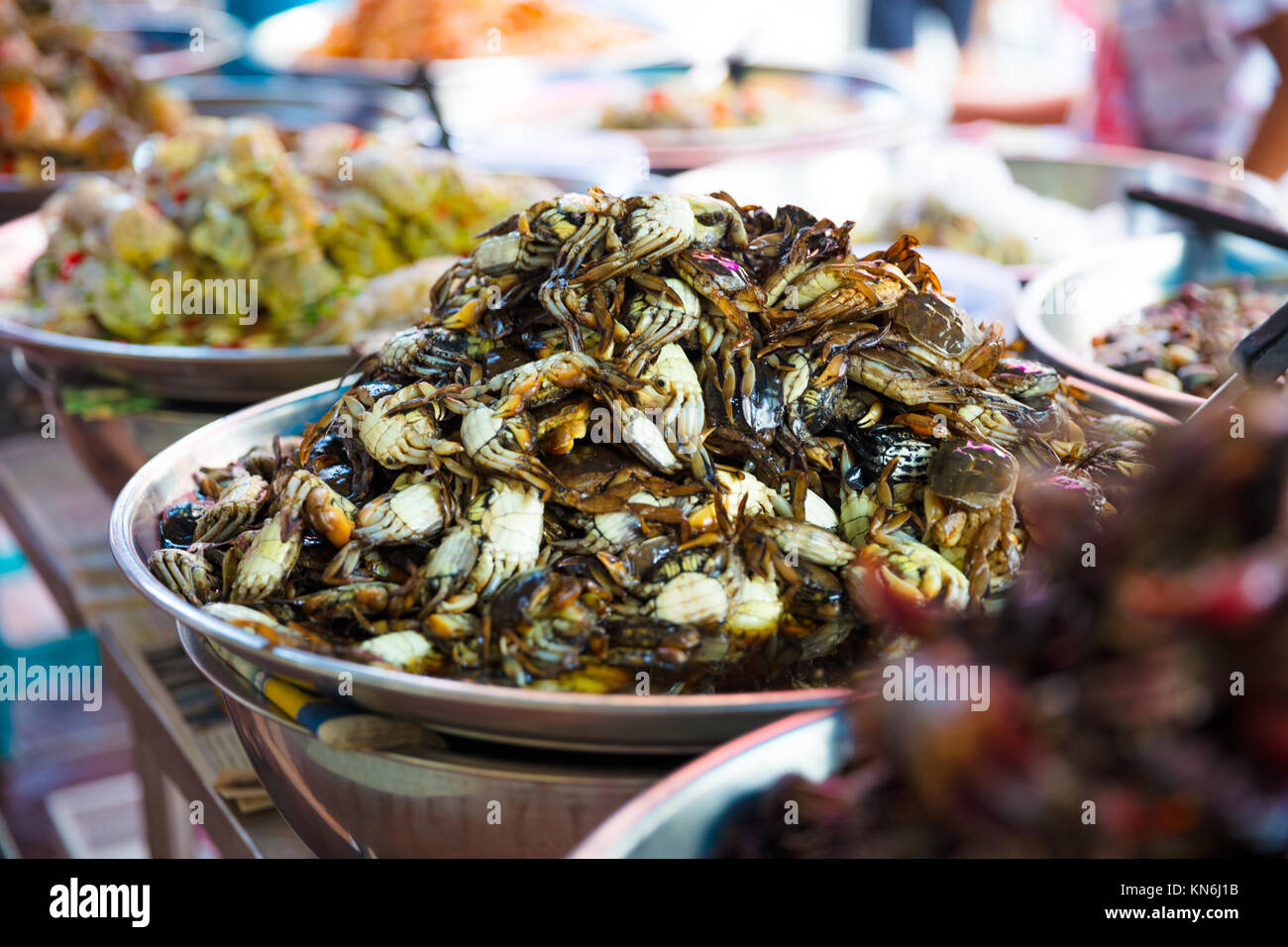 Los cangrejos en escabeche a la venta en el mercado de la calle tailandesa local Foto de stock
