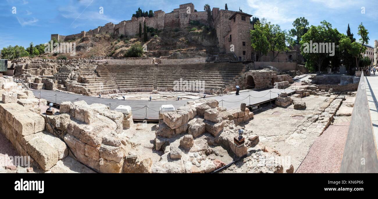 Famoso anfiteatro romano ruinas en el casco antiguo de Málaga, España. Foto Panorámica. Foto de stock
