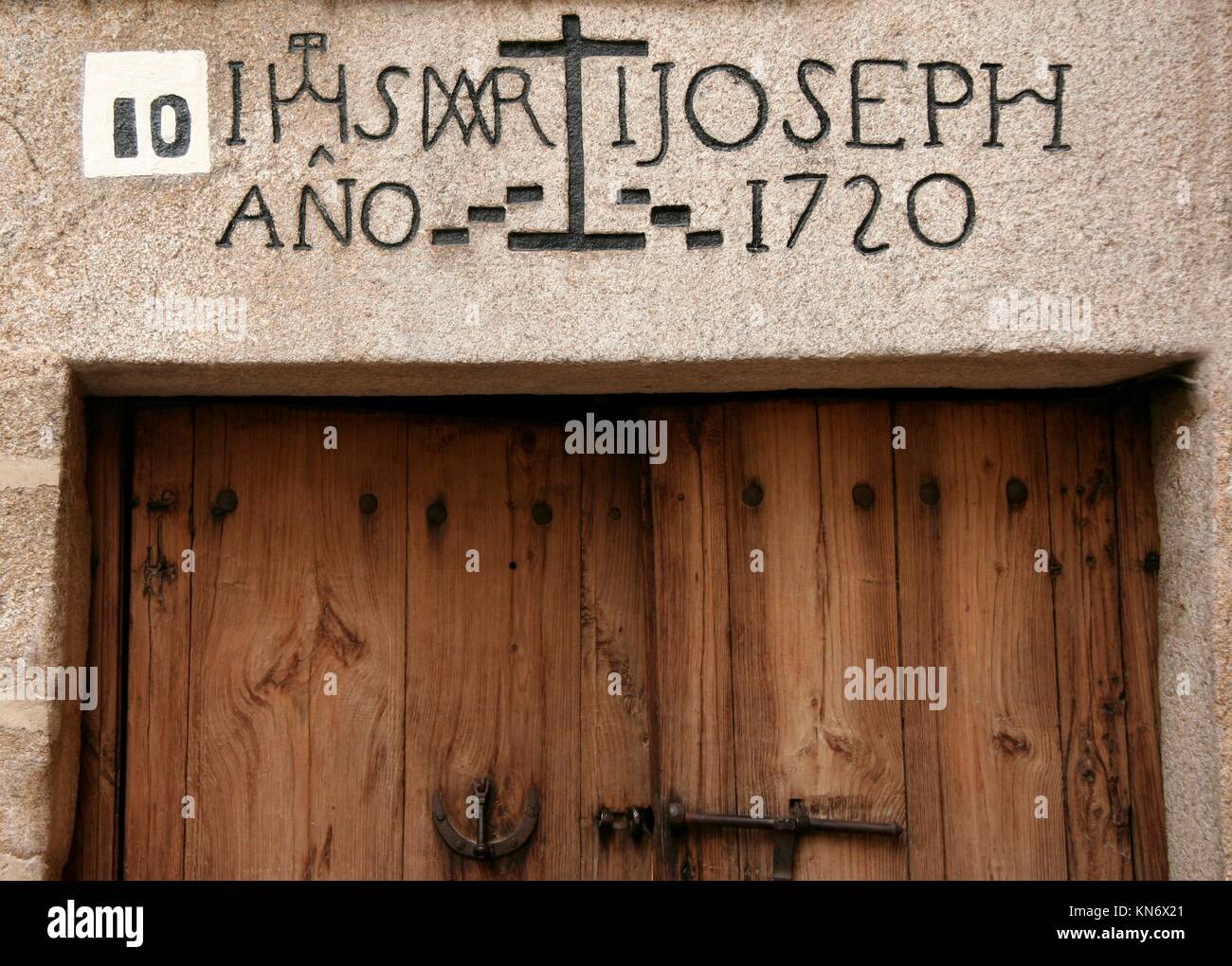 Barrio Judío puerta con inscripciones sobre la puerta, Cáceres, España. Foto de stock