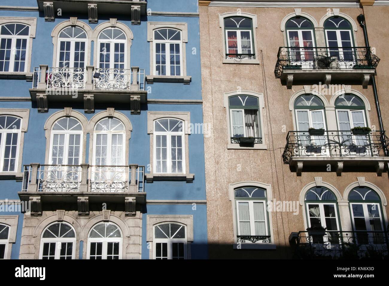 Colorido edificio del famoso distrito de la ciudad de Lisboa, Portugal. Foto de stock