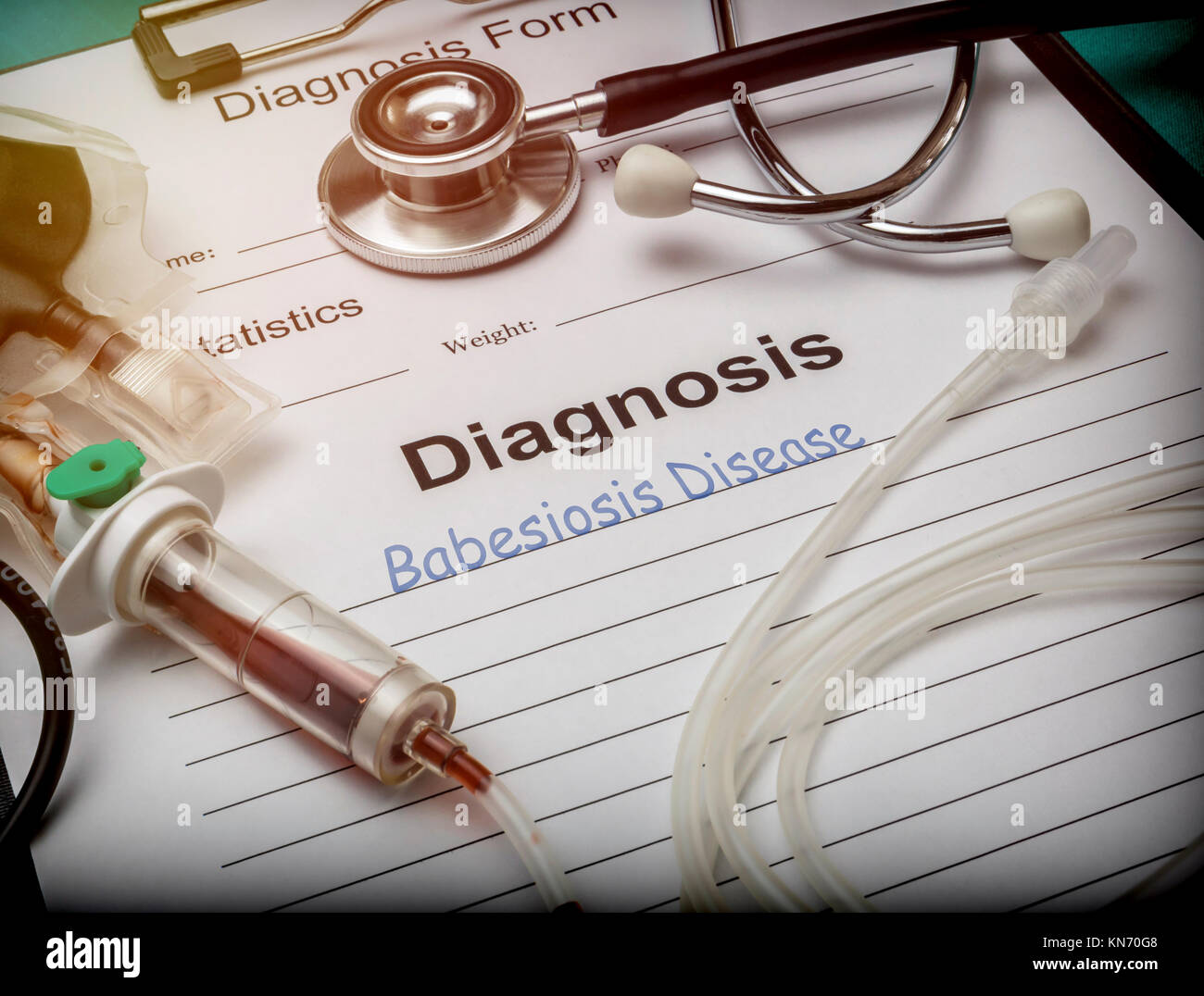 Formulario de diagnóstico, babesiosis enfermedad, equipos de riego por goteo con rastros de sangre en un hospital, imagen conceptual Foto de stock