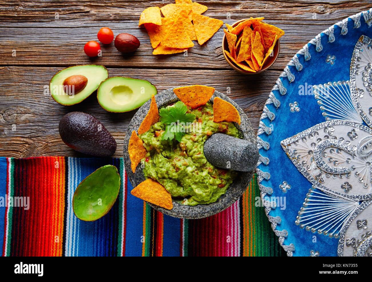 Guacamole con nachos aguacate en molcajete mexicano y sombrero sombrero  Fotografía de stock - Alamy