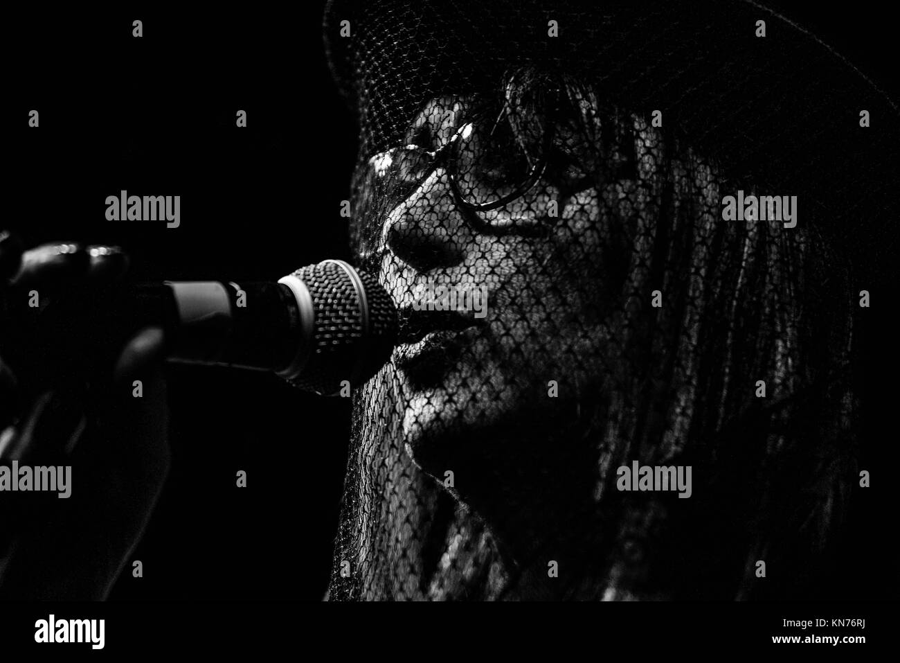 Cantante femenina con velo fotografías e imágenes de alta resolución - Alamy