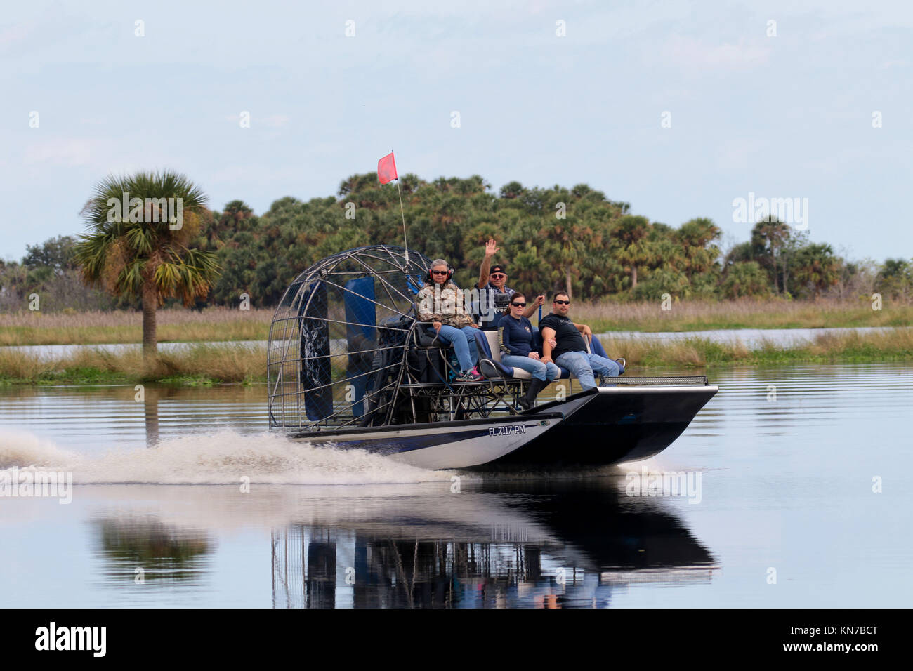 Aire viajar en barco a velocidad en el área de gestión de la Vida Silvestre Tosohatchee Florida Foto de stock