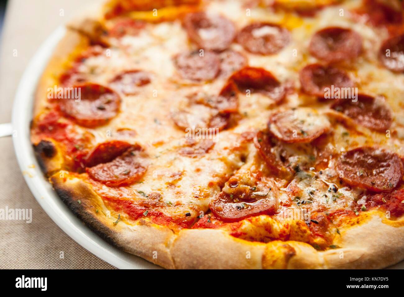 Deliciosas y frescas pizza de pepperoni en la placa. El enfoque selectivo. Foto de stock