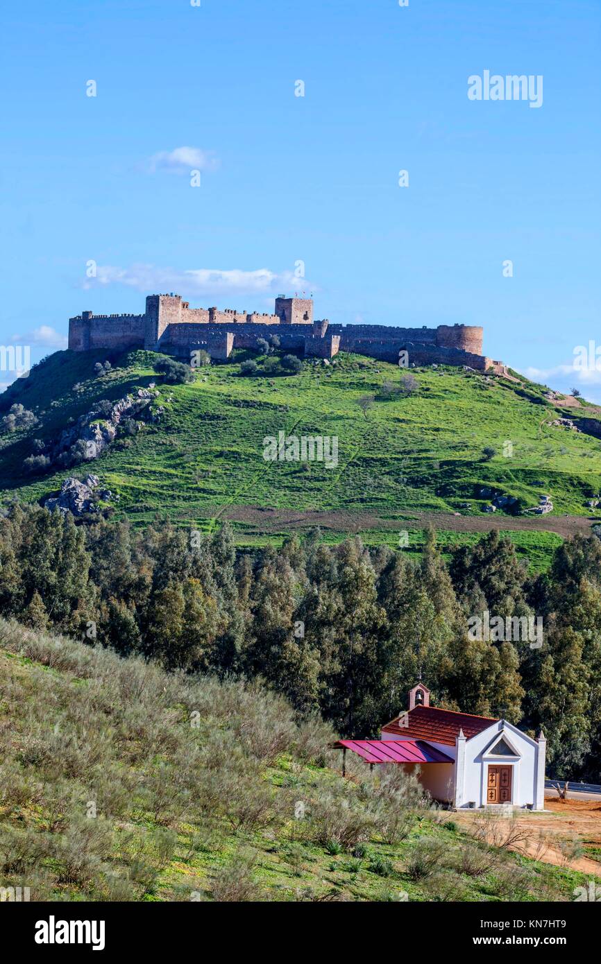 Castillo de Medellín desde las afueras y ermita, España. Foto de stock
