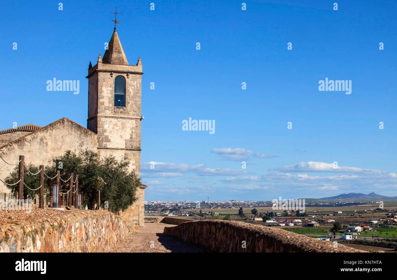 Sendero de grava y la iglesia cerca de teatro romano de Medellín, España. Foto de stock