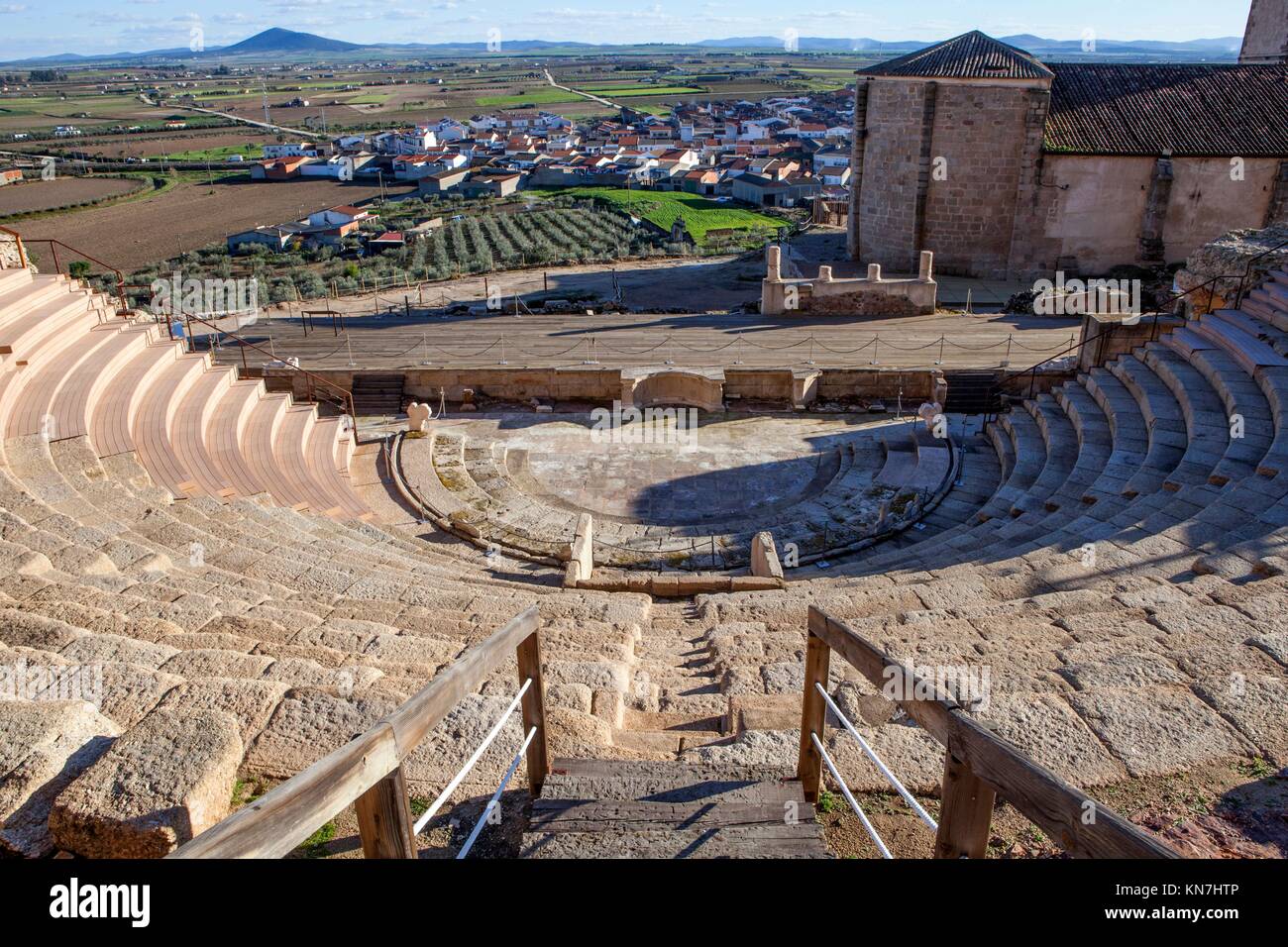 El teatro romano de Medellín, España. Alta Vista desde la tribuna a la etapa. Foto de stock