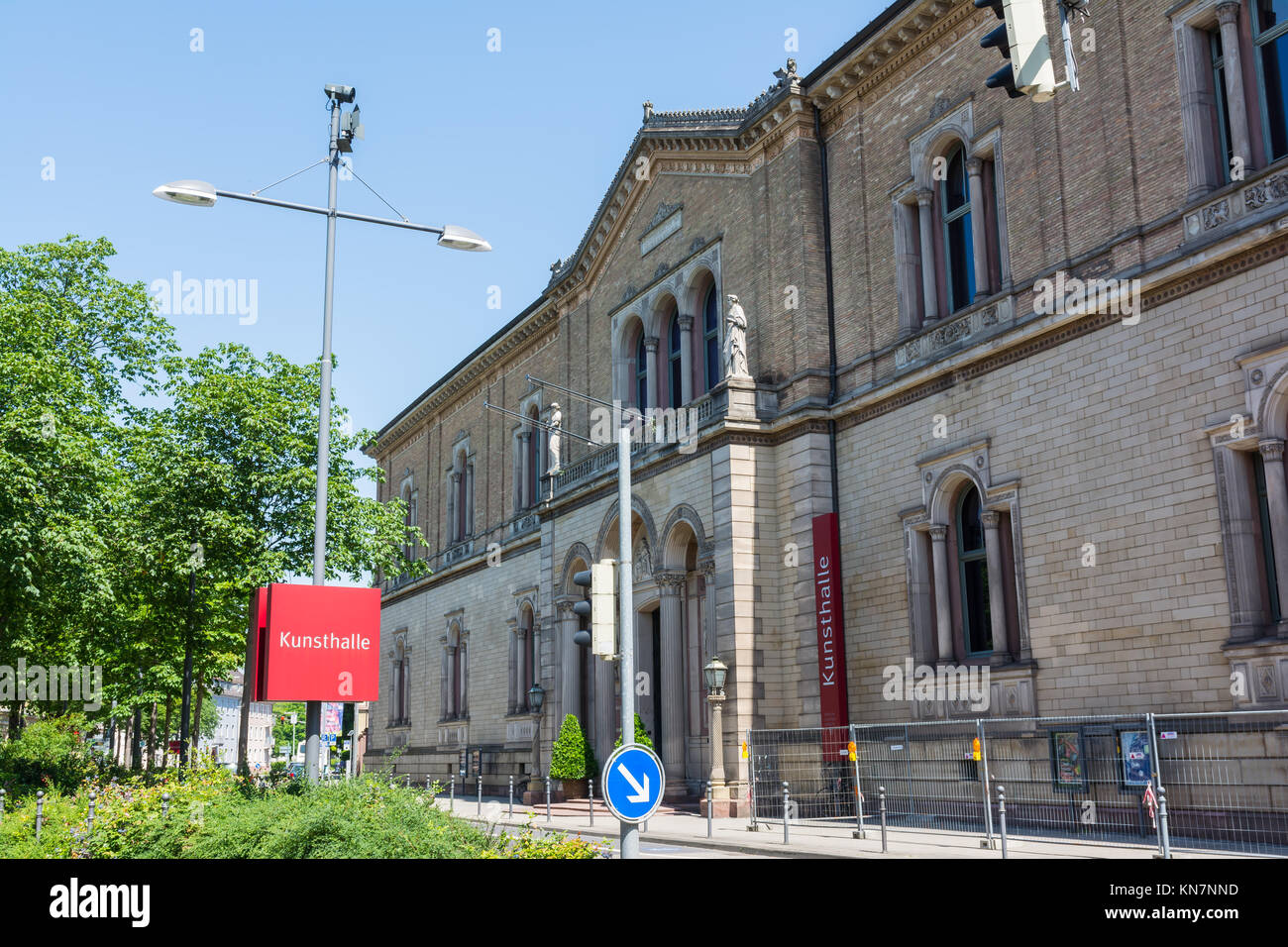 Staatliche Kunsthalle Karlsruhe cerca el Karlsruher Schloss en Junio 14, 2017 Foto de stock