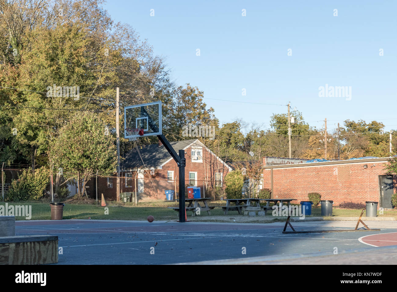 Rundown canchas de baloncesto en el patio de recreo en la zona de bajos ingresos Foto de stock