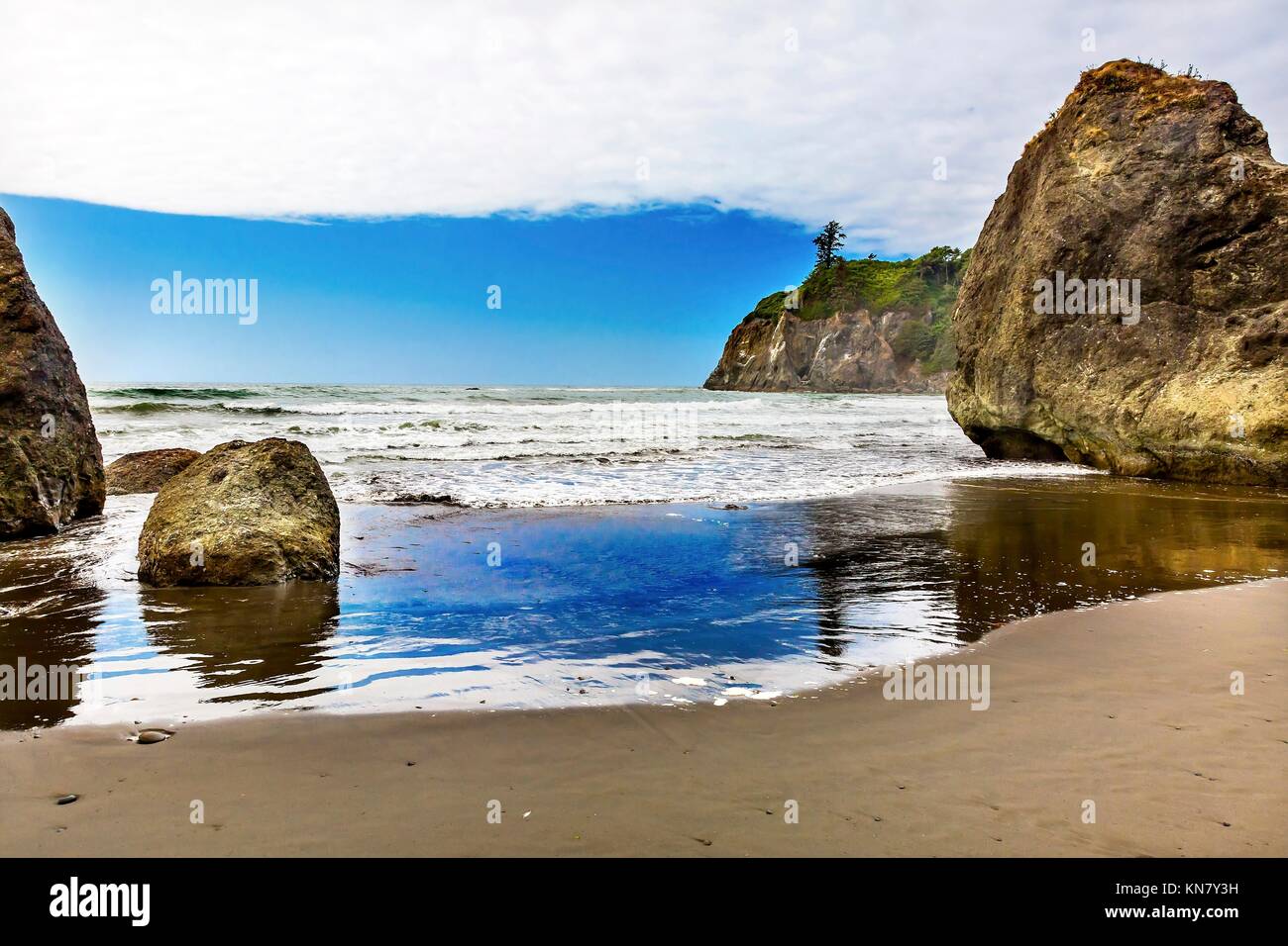 Ruby Playa reflexión Seastacks Península Olímpica, el Parque Nacional Olímpico del Pacífico noroeste del estado de Washington. Foto de stock