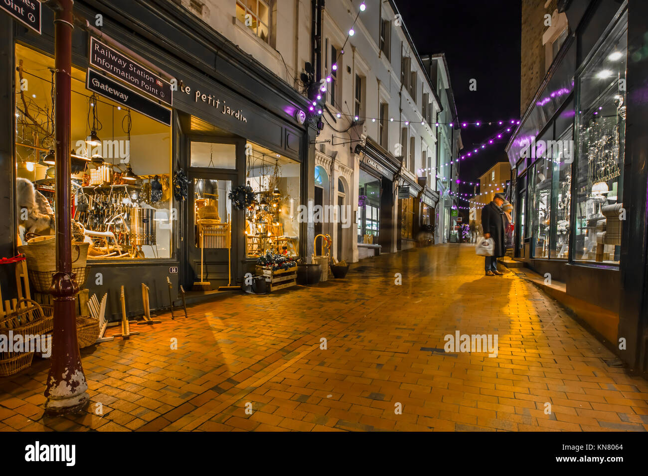 Capilla de la Place Royal Tunbridge Wells pintoresca zona peatonal de compras con tiendas de artesanos independientes con pavimentos de ladrillo rojo y luces de Navidad Foto de stock