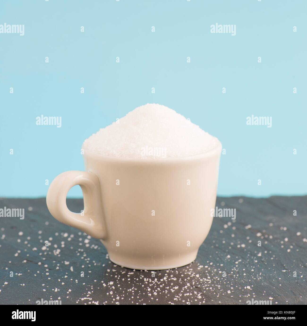 Parásito envío Tropical Taza llena de azúcar. Imagen conceptual de usar demasiado edulcorante e  insalubres de comer y de beber Fotografía de stock - Alamy