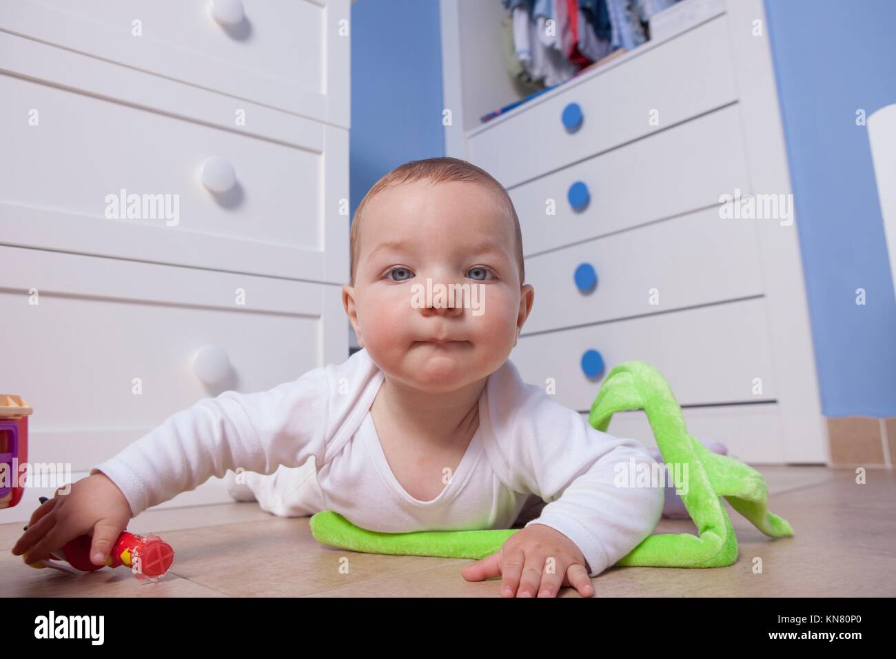 9 mes Baby Boy jugando con el juguete en su habitación. Foto de stock