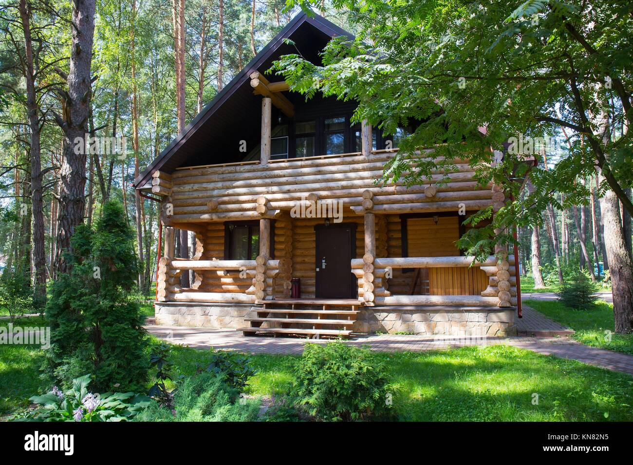 Una casa tradicional ruso, hecho de madera o maderas y con nalichniki,  elegantes adornos en madera decorativa, alrededor de las ventanas. El  estilo de esta casa es disa Fotografía de stock 