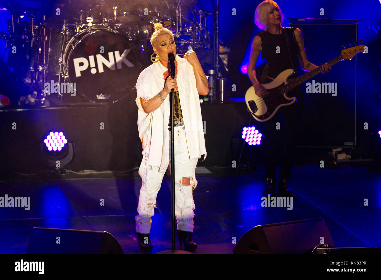 Berlín, Alemania. 09Dec, 2017. Pink realiza en vivo en el escenario como parte de "ProSieben en Concierto" en el Columbia Halle en diciembre 9,2017 en Berlín, Alemania. Crédito: Geisler-Fotopress/Alamy Live News Foto de stock