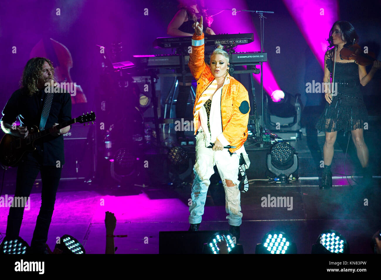 Berlín, Alemania. 09Dec, 2017. Pink realiza en vivo en el escenario como parte de "ProSieben en Concierto" en el Columbia Halle en diciembre 9,2017 en Berlín, Alemania. Crédito: Geisler-Fotopress/Alamy Live News Foto de stock